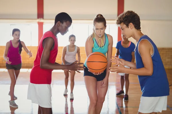 Middelbare school kinderen om te beginnen met het spelen van basketbal — Stockfoto