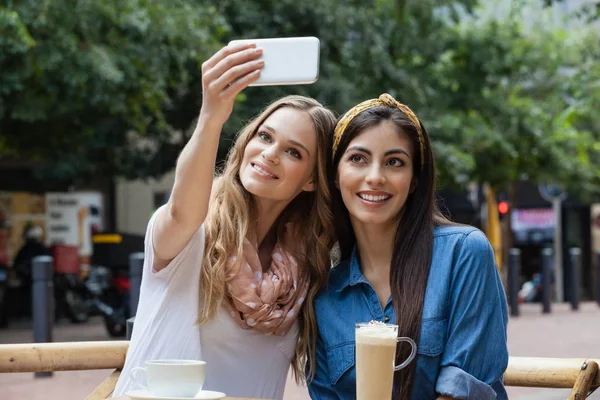 Vänner fotografering på café — Stockfoto