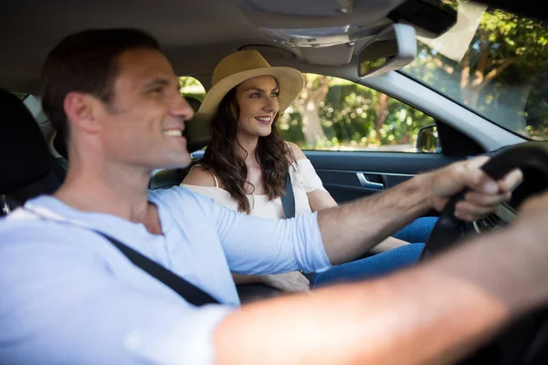 Junges Paar sitzt im Auto — Stockfoto