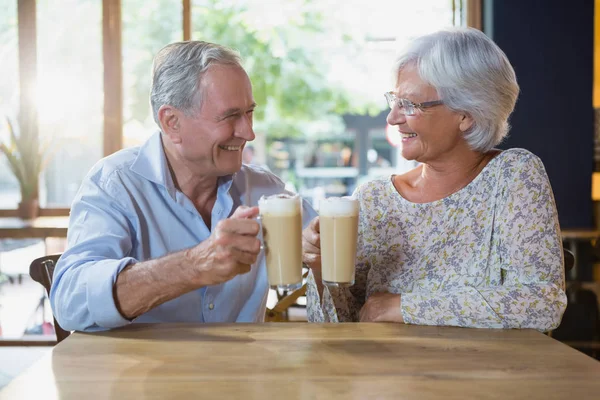 Senior couple toasting glasses of cold coffee — Stock Photo, Image