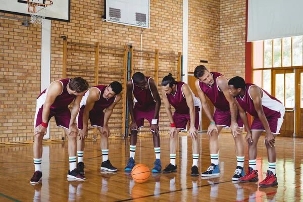 Jogadores de basquete fazendo uma pausa na quadra de basquete — Fotografia de Stock