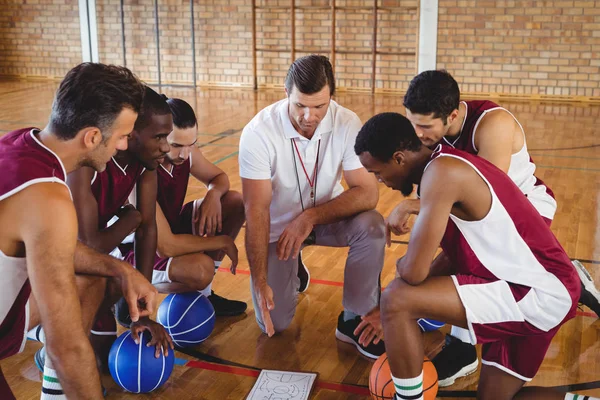농구 선수에 게임 계획을 설명 하는 코치 — 스톡 사진