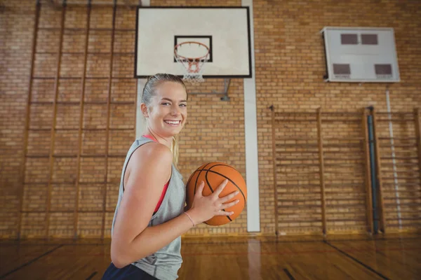 Chica de la escuela secundaria de pie con baloncesto — Foto de Stock