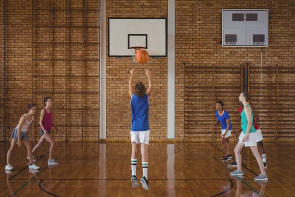 Des lycéens déterminés à jouer au basket — Photo