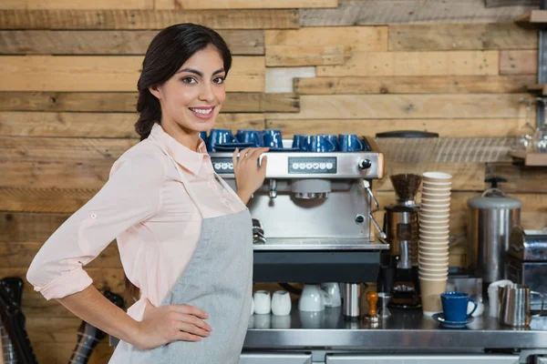 Waitress standing with hand on hip — Stock Photo, Image