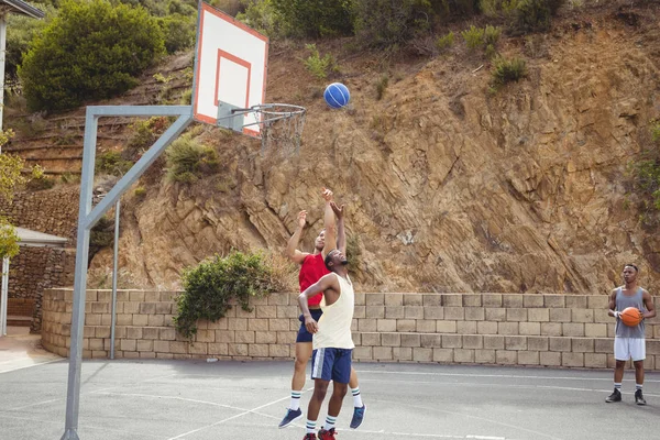 Basketbalisté hrají košíkovou — Stock fotografie