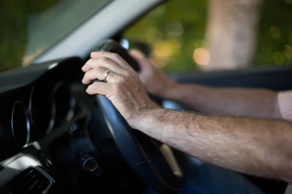 Anziano uomo guida auto — Foto Stock