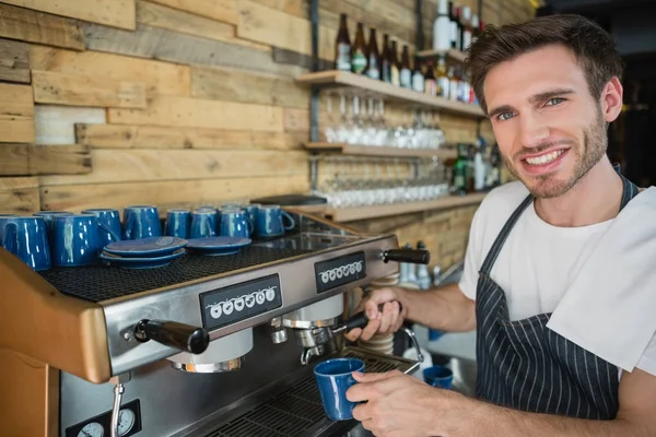 Servitören brygga kaffe från kaffemaskinen — Stockfoto