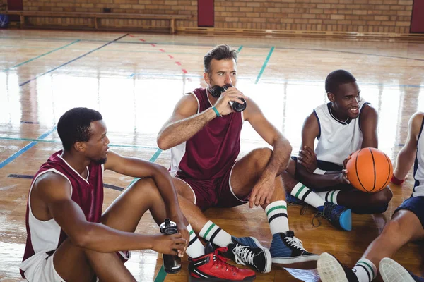 Jogadores de basquete interagindo enquanto relaxam — Fotografia de Stock