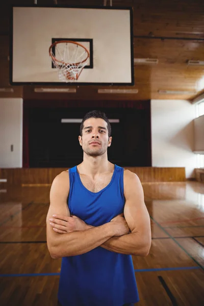 Jogador de basquete masculino em pé — Fotografia de Stock