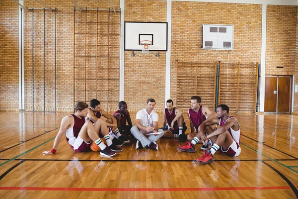 Тренер объясняет баскетболистам план игры — стоковое фото