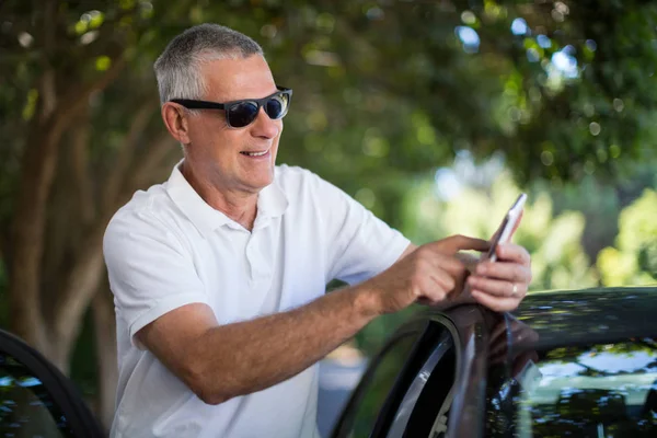 Homem sênior usando telefone inteligente — Fotografia de Stock