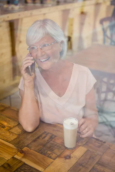 Äldre kvinna prata telefon — Stockfoto