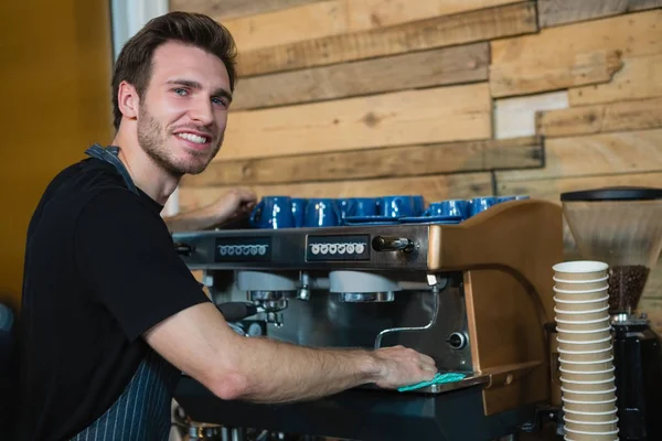 Servitören rengöring kaffebryggare på counter — Stockfoto