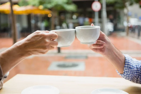 Manos de pareja de ancianos tostando tazas de café —  Fotos de Stock