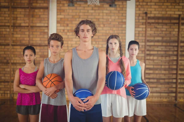 Crianças confiantes do ensino médio segurando basquete — Fotografia de Stock