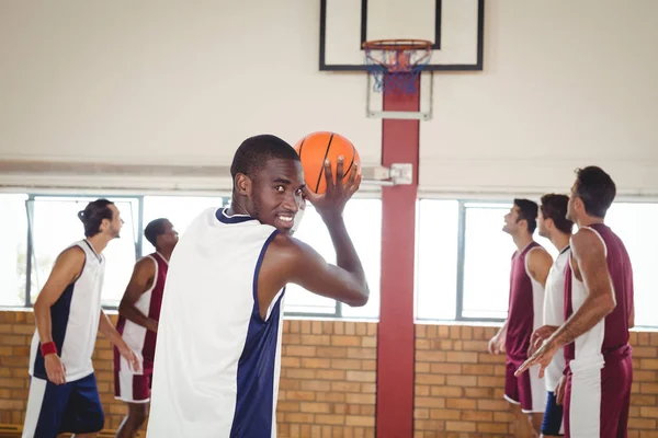 Giocatore di basket che fa un tiro di rigore — Foto Stock