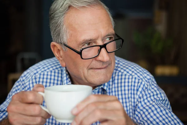 Doordachte senior man zit op café — Stockfoto