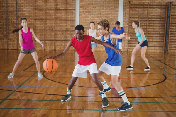 Middelbare school kinderen spelen basketbal — Stockfoto