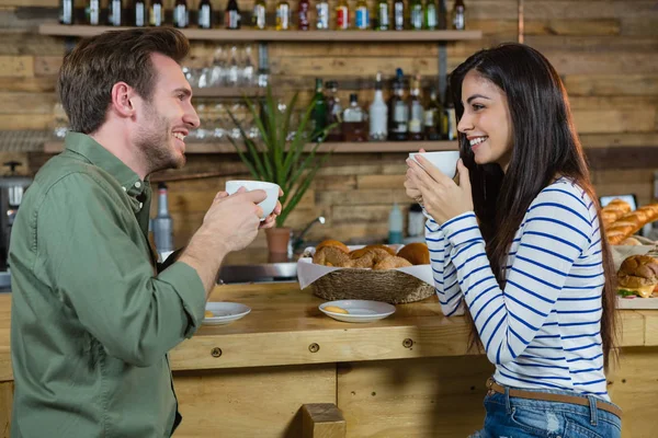 Casal interagindo uns com os outros enquanto toma café — Fotografia de Stock