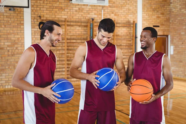 Birbirleriyle etkileşim basketbolcular — Stok fotoğraf