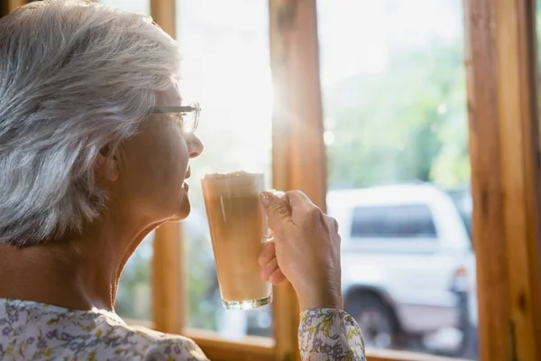 Pensativo mujer mayor tomando café — Foto de Stock