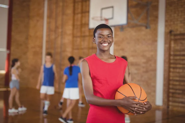 Okul çocuk holding basketbol — Stok fotoğraf