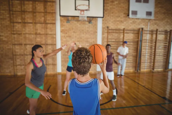 Middelbare school jongen ongeveer straf om schot te nemen — Stockfoto