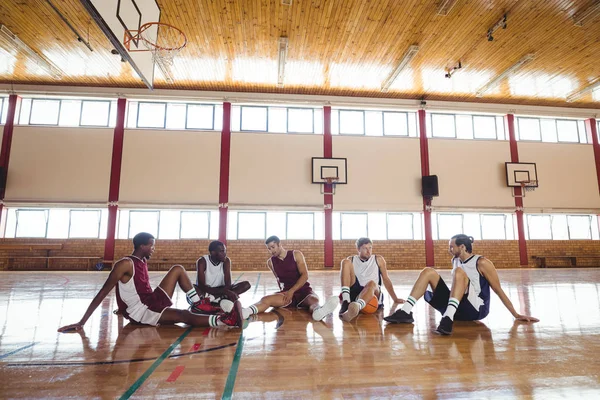 Basketspelare interagera medan du kopplar av — Stockfoto