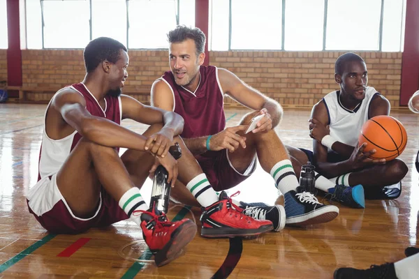 Jogadores de basquete interagindo enquanto relaxam — Fotografia de Stock