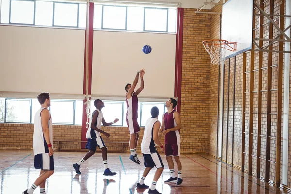 Mahkemede oynarken basketbolcular — Stok fotoğraf