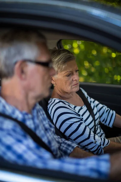 年配の女性と車の中の男 — ストック写真