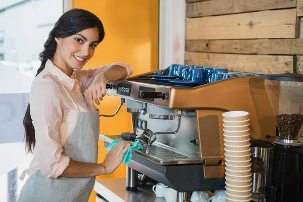 Camarera de limpieza cafetera —  Fotos de Stock