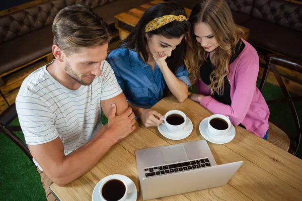 Prieteni zâmbitori care stau la cafenea — Fotografie, imagine de stoc