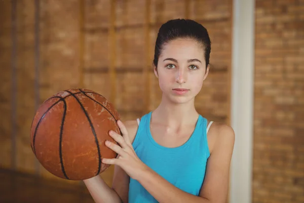 결정된 여자 농구를 들고 — 스톡 사진