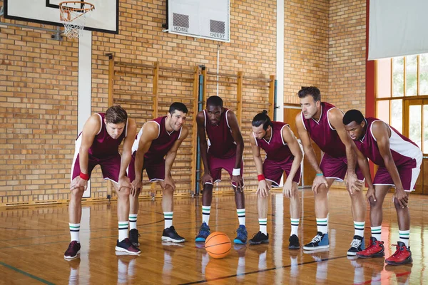 Pemain basket mengambil istirahat di lapangan basket — Stok Foto