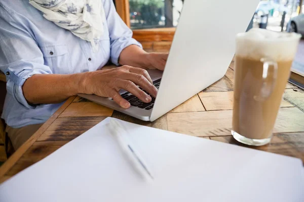 Praca na komputerze przenośnym przez kawa kobieta — Zdjęcie stockowe