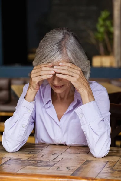 Mujer mayor reflexiva mirando hacia abajo — Foto de Stock