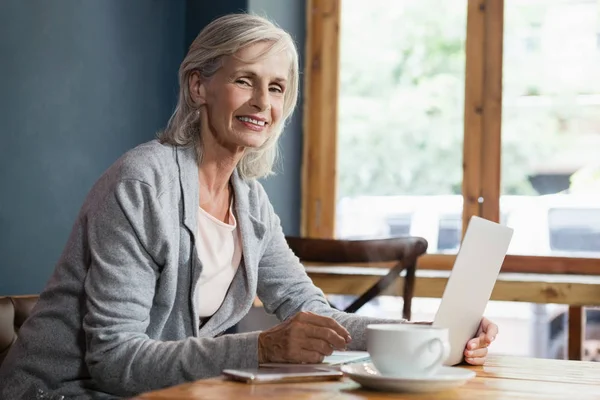 Mulher usando computador portátil — Fotografia de Stock