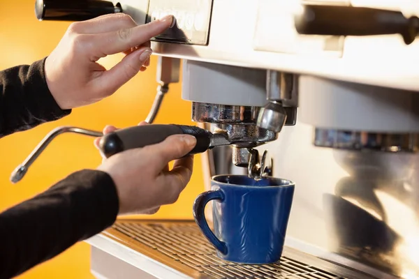 Cropped image of woman making coffee — Stock Photo, Image