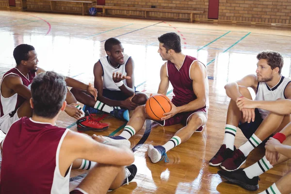 Basketspelare interagera medan du kopplar av — Stockfoto