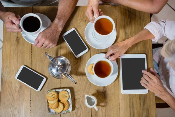 Grupo de amigos mayores tomando café — Foto de Stock