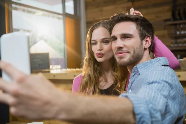 Par med Selfie på mobiltelefon — Stockfoto