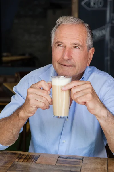 Hombre mayor sosteniendo café frío —  Fotos de Stock