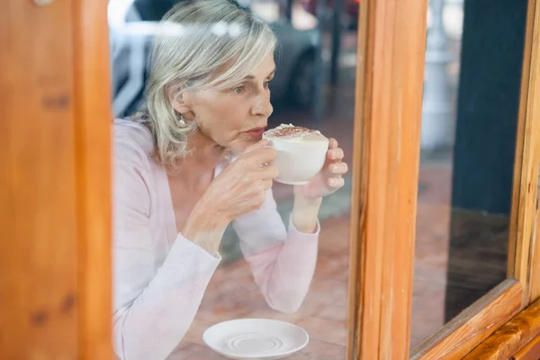 Doordachte senior vrouw koffie drinken — Stockfoto