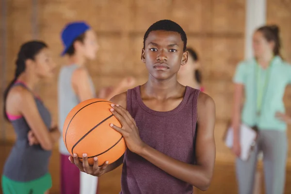 Schüler steht mit Basketball auf dem Platz — Stockfoto