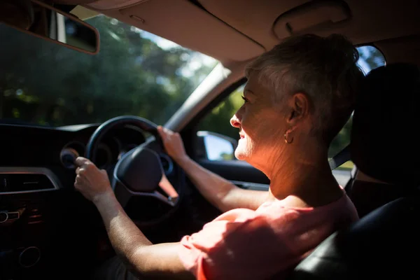 Wanita tua mengendarai mobil — Stok Foto
