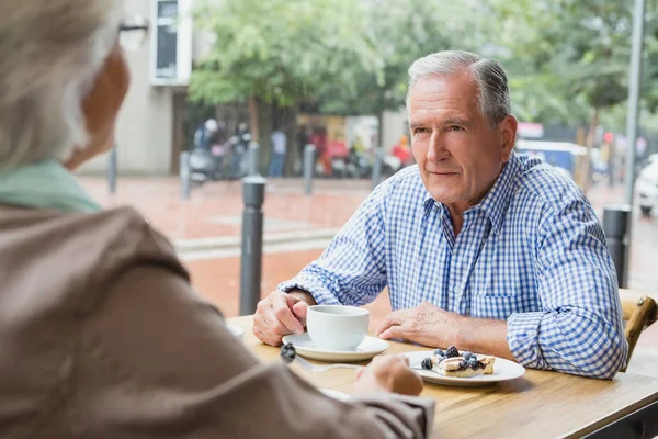 Äldre par sitter med kaffe — Stockfoto