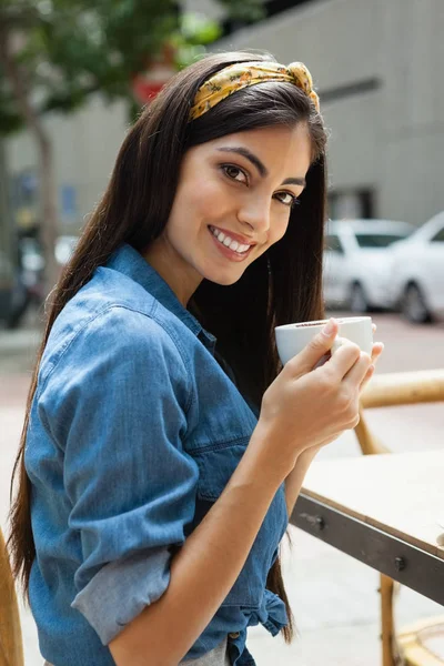 Piękna kobieta uśmiechający się picia kawy — Zdjęcie stockowe