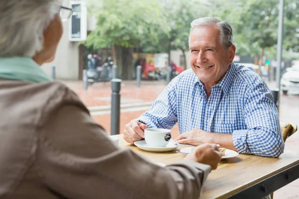 Senior paar zitten met koffie — Stockfoto